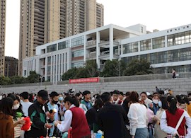 青春感恩｜春暖三月义卖热 情满校园爱心献