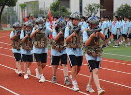 石湖中学于9月5号下午举行了初一年级礼仪训练会操观摩活动