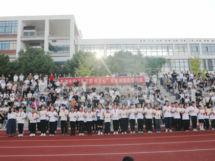 【向恒·德育】 蜕变！初一新生礼仪会操展英姿，家校携手共筑青春梦