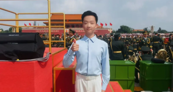 【行者·风采】 光荣！这位石中学子以歌声礼赞祖国，接受庄严检阅！